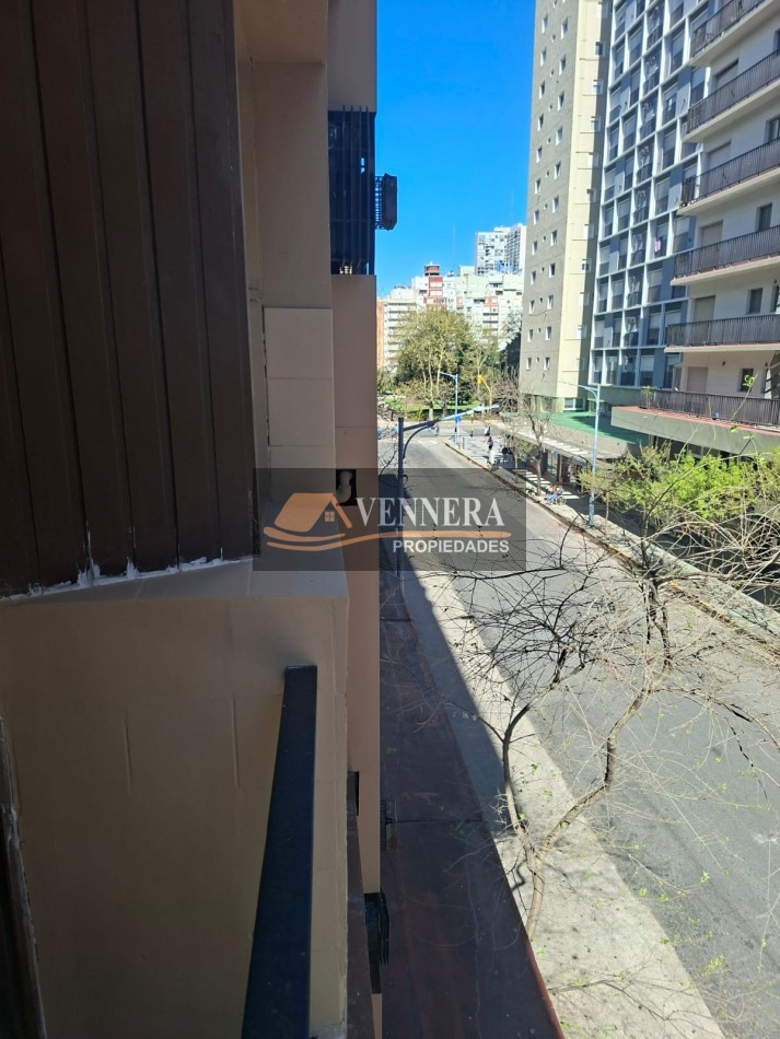 Departamento de un ambiente a la calle con balcon saliente con vista latera a Plaza Colon !!! 