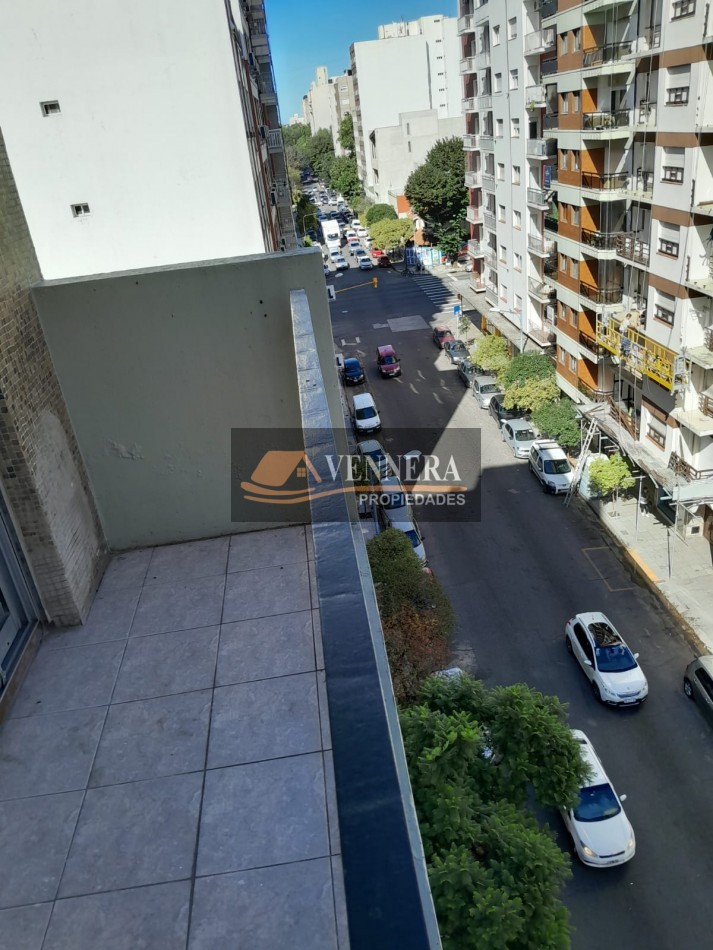 Dos ambientes a la calle con balcon saliente 