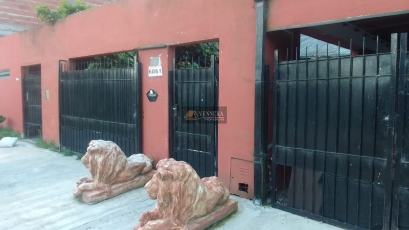 Gran propiedad en block  casa principal de 4 ambientes  en dos plantas mas 7 PH de un ambiente !!