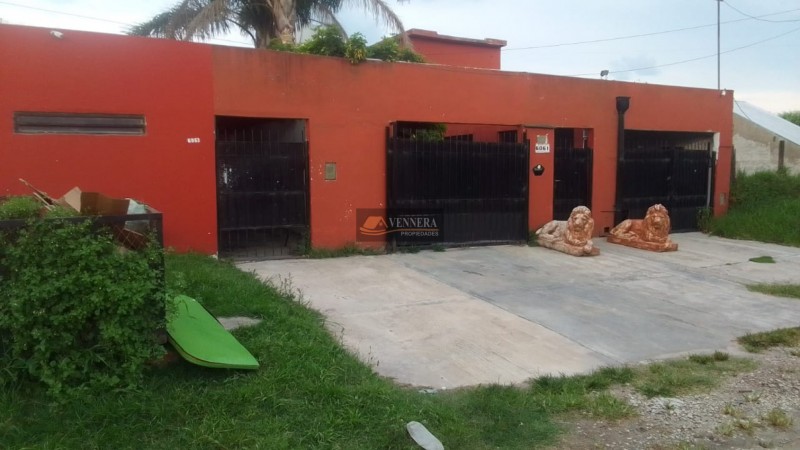 Gran propiedad en block  casa principal de 4 ambientes  en dos plantas mas 7 PH de un ambiente !!