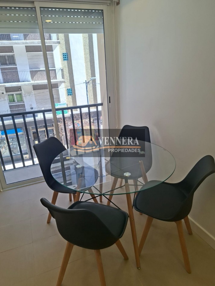 Departamento de un ambiente a la calle con balcon saliente con vista latera a Plaza Colon !!! 