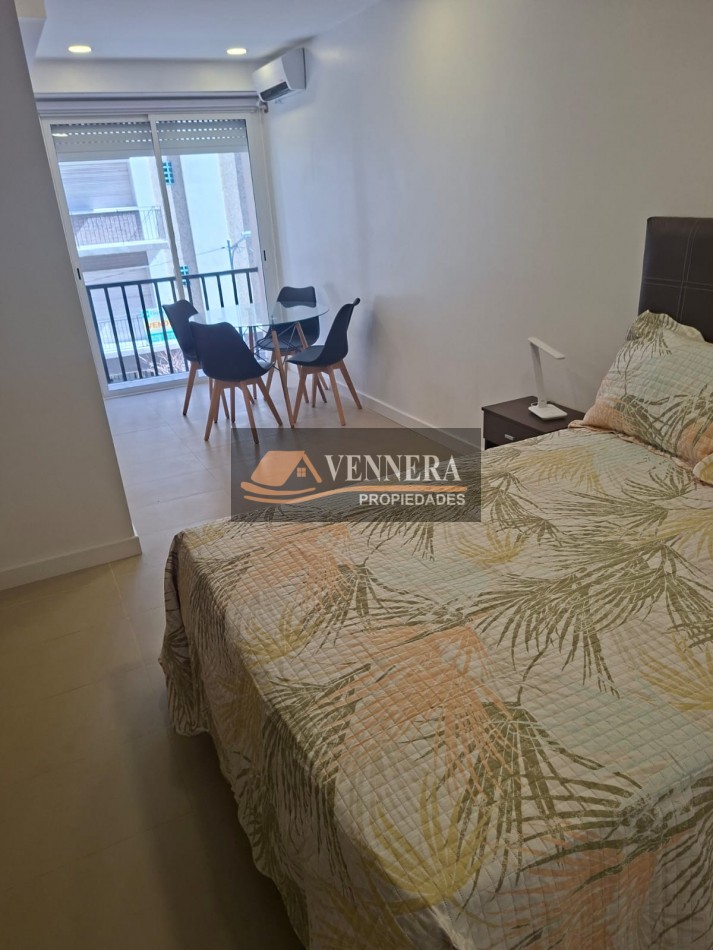Departamento de un ambiente a la calle con balcon saliente con vista latera a Plaza Colon !!! 