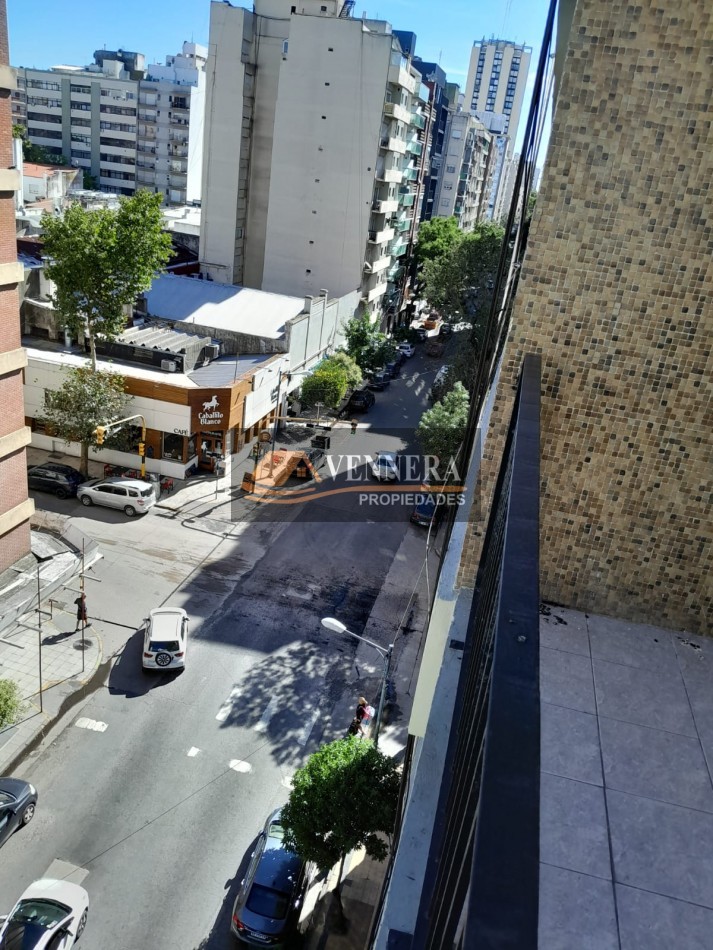 Dos ambientes a la calle con balcon saliente 