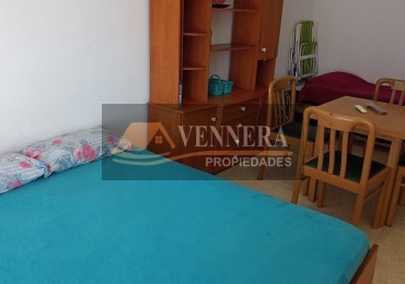 Departartamento de un ambiente equipado para cuatro personas 